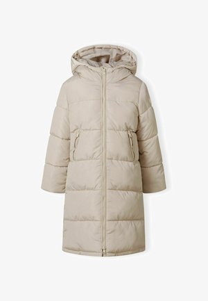 Béžová prešívaná bunda s kapucňou, predným zipsom a dvoma postrannými vreckami. Prešívaný dizajn s hladkou textúrou a stredne dlhým strihom.