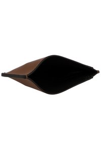 Pochette en cuir brun avec une texture lisse, une forme effilée et un intérieur noir. Les bords sont cousus, mettant en valeur son design minimaliste.