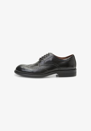 Scarpa da uomo in pelle nera con design brogue, punta rotonda e cinque occhielli per i lacci. Suola piatta con un tacco leggero per una maggiore stabilità.