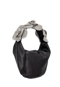 Černá kabelka z saténu s kulatým tvarem a texturovaným stříbrným akcentem připomínajícím okvětní plátky na rukojeti. Hladký povrch, kompaktní design.