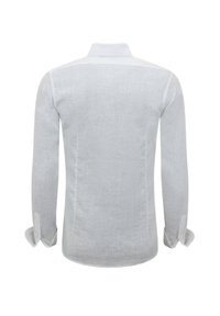 Witte lange mouwen shirt van linnen, met een klassieke kraag en knoopmanchetten, met een gladde, gestructureerde stof zichtbaar op de achterkant.