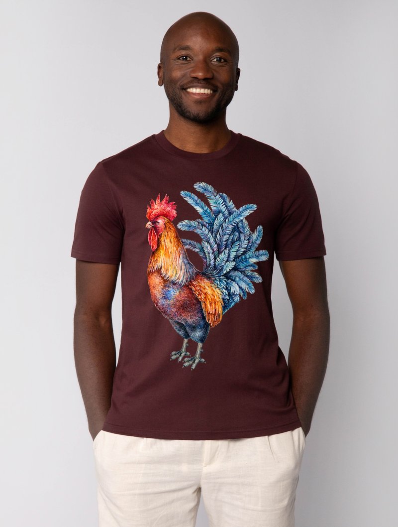 Bordeaux t-shirt met een kleurrijke haan graphic, gedetailleerd met blauwe veren en levendige oranje en rode accenten. Korte mouwen, gemaakt van katoen.
