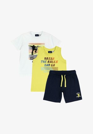 Set di abbigliamento per bambini composto da tre pezzi: t-shirt bianca con grafica, canotta gialla con testo e pantaloni navy con cordoncino e logo.