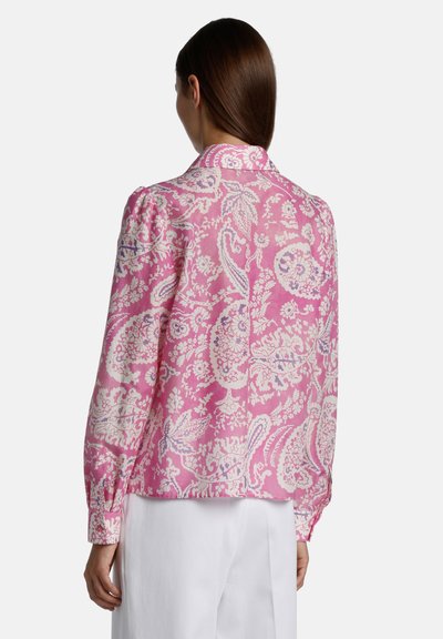 Blusa rosa a fantasia con intricato design a paisley, collo alla coreana, maniche lunghe a palloncino e tessuto leggero.