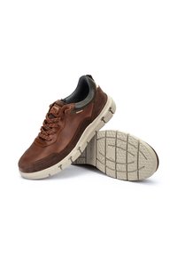 Zapatillas deportivas de cuero marrón que presentan un diseño de malla, acentos de ante texturizado, cordones redondos y una suela de goma beige con patrones de tracción.