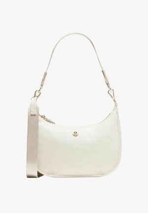 Geantă albă în formă de semilună, cu fermoar auriu și logo, prevăzută cu curea de umăr detașabilă și mâner scurt.