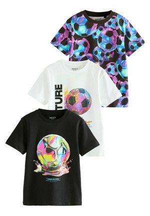 Drie T-shirts: zwart met reflecterende voetbalafbeelding, wit met kleurrijke bal en tekst, en gestreept zwart met kleurrijke ballen.