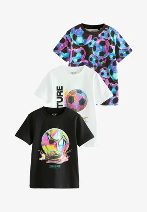 Tres camisetas: negra con gráfico reflectante de un balón de fútbol, blanca con balón colorido y texto, y negra estampada con balones coloridos.