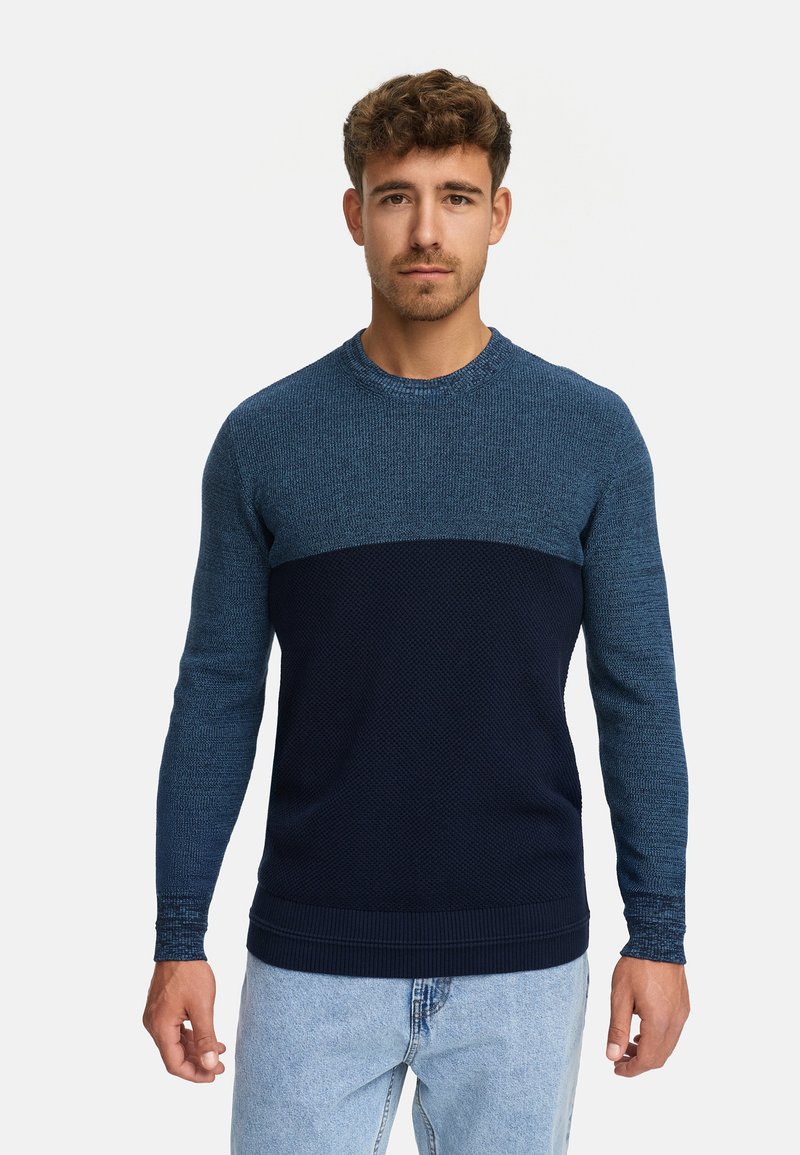 Stickad crew neck-tröja i blå nyanser, med en texturerad övre del och en slät nedre del, samt ribbad nederkant och ärmslut.
