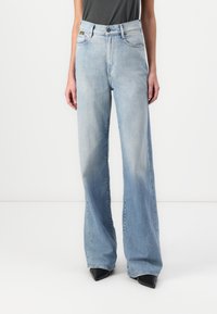 Blugi evazați din denim de culoare albastru deschis, cu talie înaltă, având cinci buzunare, închidere cu nasture și un efect de decolorare graduală de sus în jos.