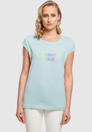 Hellblaues Baumwoll-T-Shirt mit kurzen Ärmeln, das bunten Text mit der Aufschrift "Summer & Chill" auf der Vorderseite trägt.