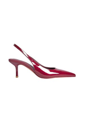 Pompe à talon slingback en cuir verni rouge avec un bout pointu, un talon bas et des côtés découpés. La finition brillante met en valeur le design élégant.