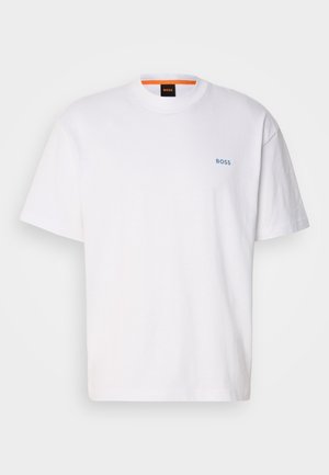 T-shirt bianco in cotone con maniche corte, scollatura rotonda e un logo "BOSS" azzurro chiaro sul lato sinistro del petto.