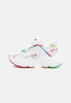 Λευκό chunky αθλητικό παπούτσι με ουράνια τόξα στις σόλες, τα κορδόνια και τις πλευρές, με παχιά σόλα και πολύχρωμο κείμενο της μάρκας στη φτέρνα.