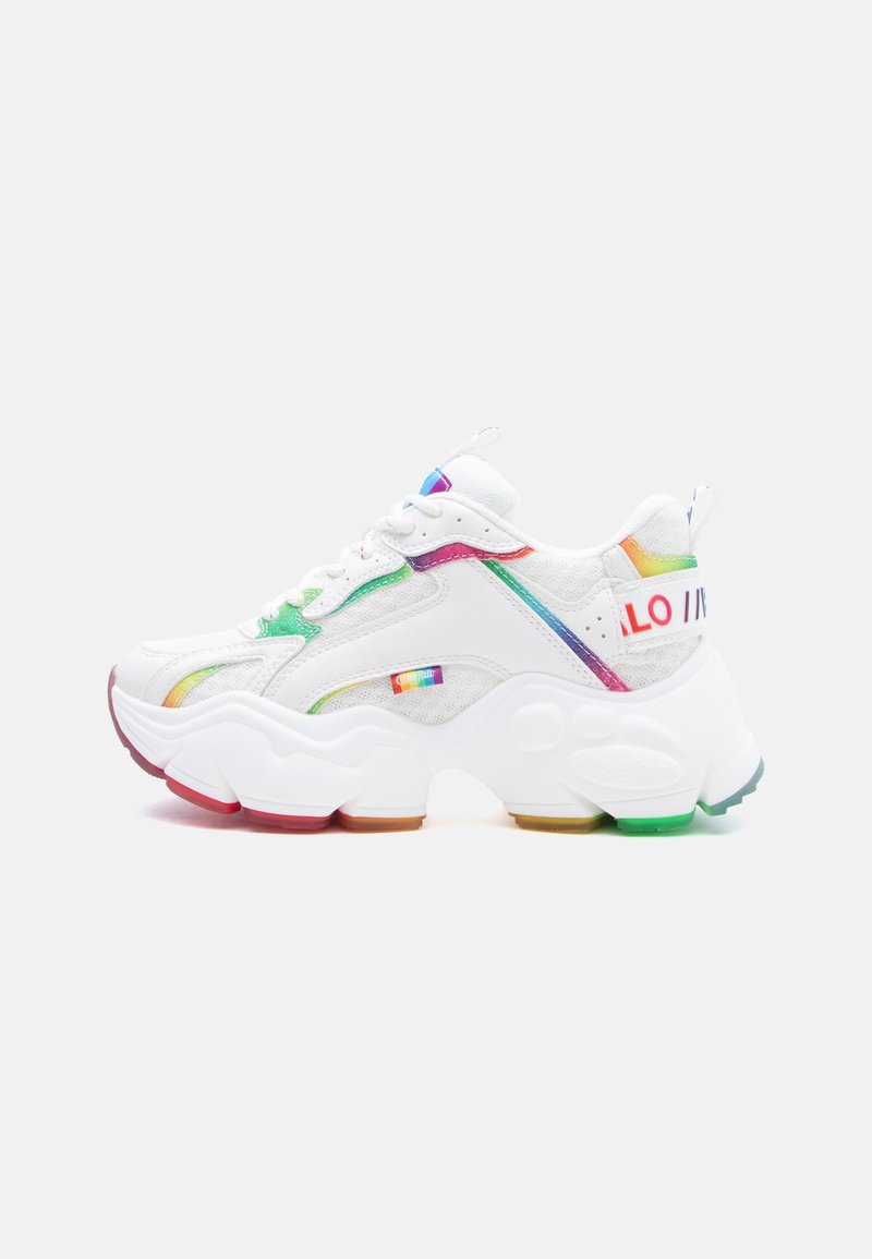 Baskets blanches épaisses avec des accents arc-en-ciel sur la semelle, les lacets et les côtés, dotées d'une semelle épaisse et d'un texte de marque coloré sur le talon.