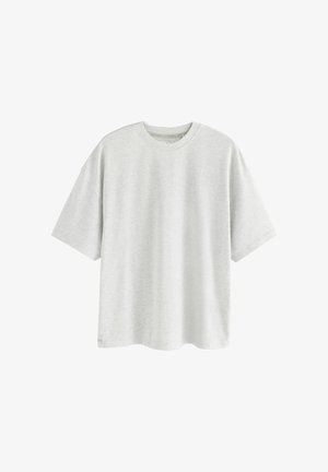 Világosszürke, rövid ujjú, kerek nyakú, túlméretezett póló, laza szabásban, fehér háttér előtt bemutatva.