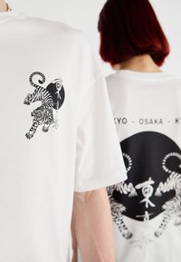 Jack & Jones JORRANDOM CREW NECK UNISEX - Camiseta estampada - bright white