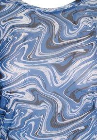 Blå och vit virvelmönstrad tyg med grå accenter; halvgenomskinligt material, slät textur och rundad halsringning.