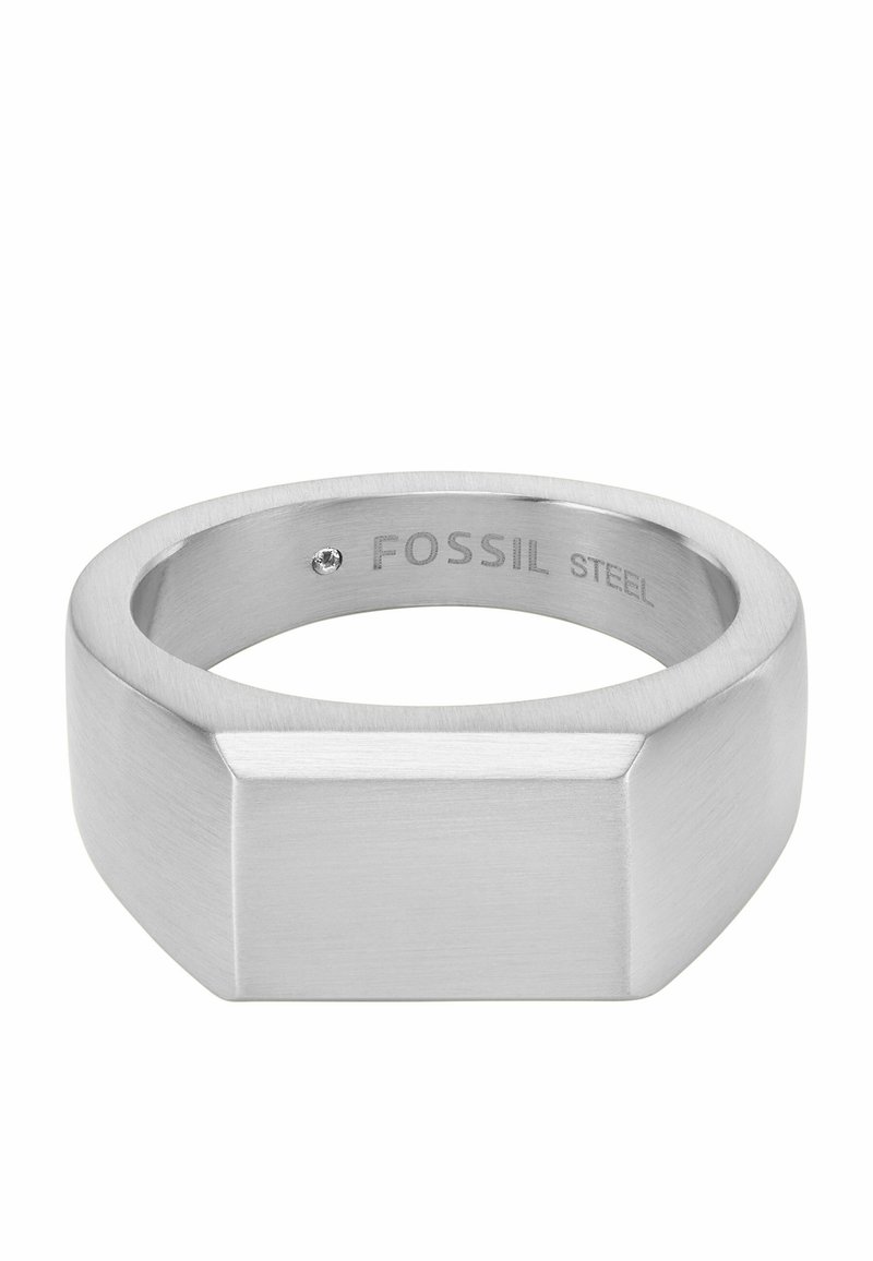 Bague en acier inoxydable argenté avec une finition mate, présentant une forme géométrique hexagonale et gravée "FOSSIL STEEL" à l'intérieur.