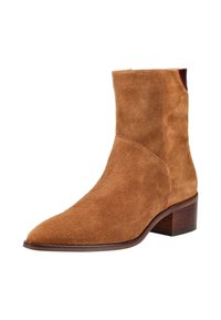 Beige Wildleder-Ankelstiefel mit spitzer Zehenform und niedrigem, gestapeltem Absatz. Verfügt über glatte Lederakzente in der Nähe des Absatzes. Optimiert für Komfort und Stil.