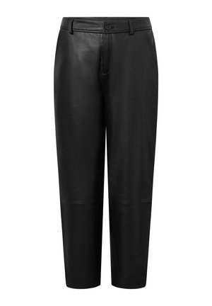 Zwarte leren broek met een gladde textuur, voorzien van een knoopsluiting, riemlussen en taps tolopende pijpen. Minimalistisch ontwerp, zonder patronen of accenten.