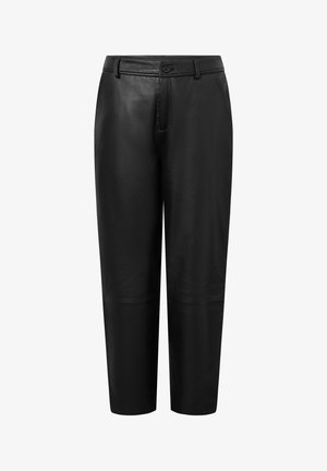 Zwarte leren broek met een gladde textuur, voorzien van een knoopsluiting, riemlussen en taps tolopende pijpen. Minimalistisch ontwerp, zonder patronen of accenten.