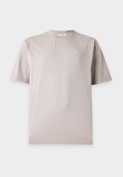 Ανοιχτό μπεζ βαμβακερό t-shirt με κοντά μανίκια, μικρό λευκό λογότυπο "NN.07" στο αριστερό στήθος και στρογγυλή λαιμόκοψη.