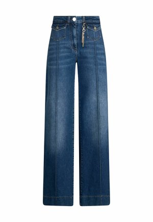 Jeans in denim blu a gamba larga con vita alta, tasche frontali e un portachiavi decorativo su una catena metallica. Dettagli cuciti lungo le cuciture.