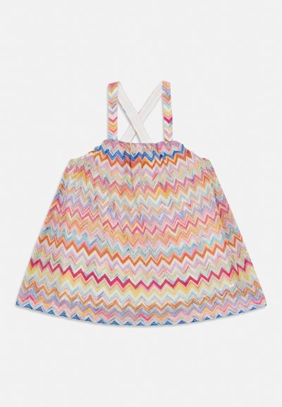 Παιδικό φόρεμα με πολύχρωμο ζικ-ζακ σχέδιο, σταυρωτούς ιμάντες στους ώμους, φούστα με βολάν και παστέλ αποχρώσεις ροζ, μπλε, κίτρινο και πορτοκαλί.