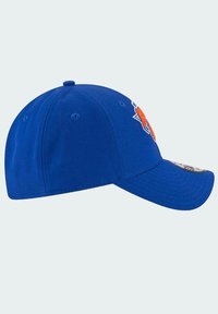 Cappellino da baseball blu con visiera curvata, decorato con un logo ricamato arancione, dotato di diversi fori di ventilazione e con un design strutturato.