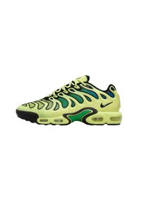 Chaussure de course Nike en vert lime avec des accents noirs et teal. Présente un design ondulé, un amorti à air et une semelle extérieure texturée. Lacets visibles.