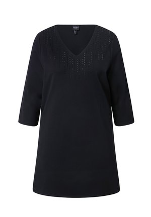 Top negro con escote en V y mangas de tres cuartos, que presenta adorno de tachuelas verticales a lo largo del escote. Textura suave y corte relajado.