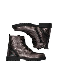 Botas de tobillo negras con textura metálica, con cordones en la parte delantera, cremalleras laterales y suelas gruesas negras, mostradas desde vistas lateral y superior.