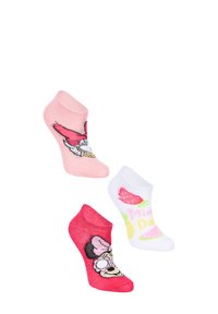 Tres pares de calcetines tobilleros: uno rosa con un diseño de personaje, uno rojo con una cara de personaje y un par blanco con frutas y texto colorido.