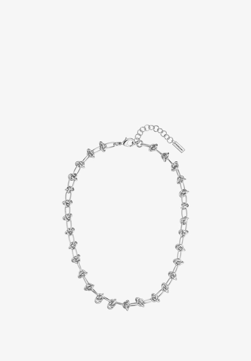 Sudraba ķēde ar savstarpēji saistītiem apaļiem un ovāliem cilpiņām, astes skava un garuma regulētājs ar mazu taisnstūra marķējumu.