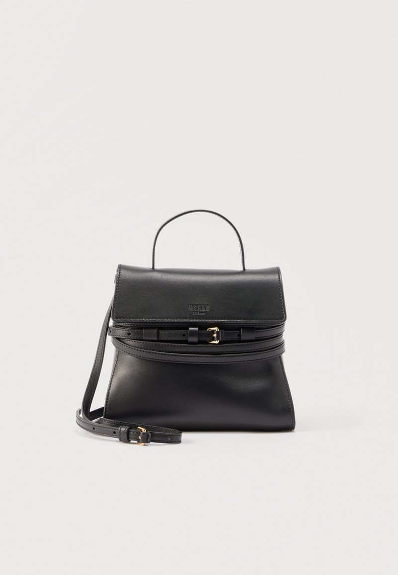 Μαύρη δερμάτινη τσάντα χειρός με λαβή στην κορυφή, κλείσιμο με καπάκι, διπλά λουράκια με αγκράφες και αποσπώμενο ιμάντα ώμου σε ουδέτερο φόντο.