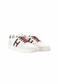 Białe sneakersy z bordo akcentami, gładka skóra i zamszowe materiały, okrągły czubek, perforowana część czubka i wzorzyste sznurówki.
