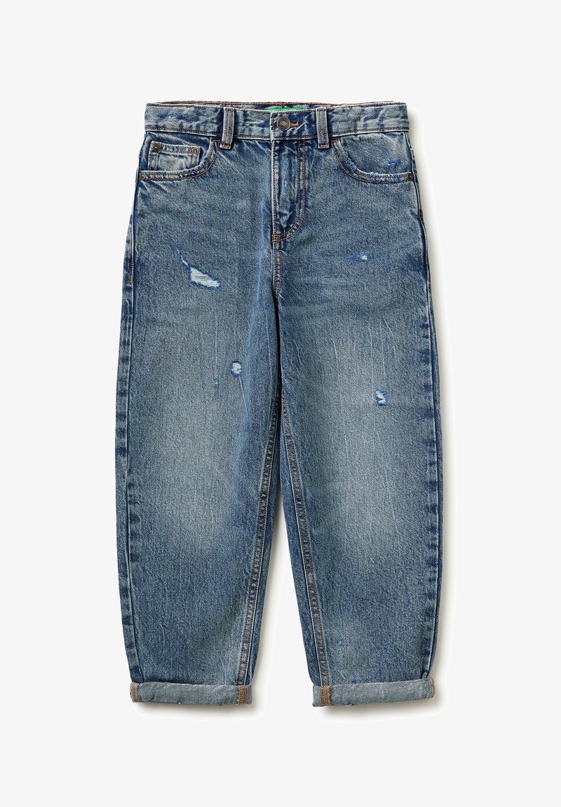 Vaqueros azules de mezclilla con bajos remangados, botonadura frontal, cinco bolsillos y detalles desgastados en muslos y rodillas.