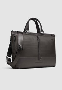 Dunkelgraue, strukturierte Stoffaktentasche mit Lederakzenten, doppelten Obergriffen, verstellbarem Schultergurt und Front-Reißverschlussfach.