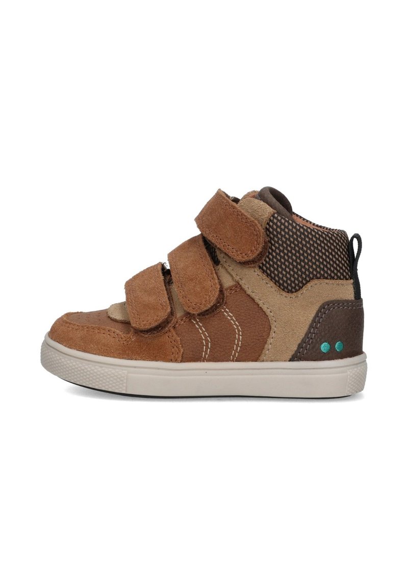 Bruine en beige hoge schoenen gemaakt van suede en mesh, met drie klittenbandsluitingen, een gestructureerde achterkant en blauwe accenten.