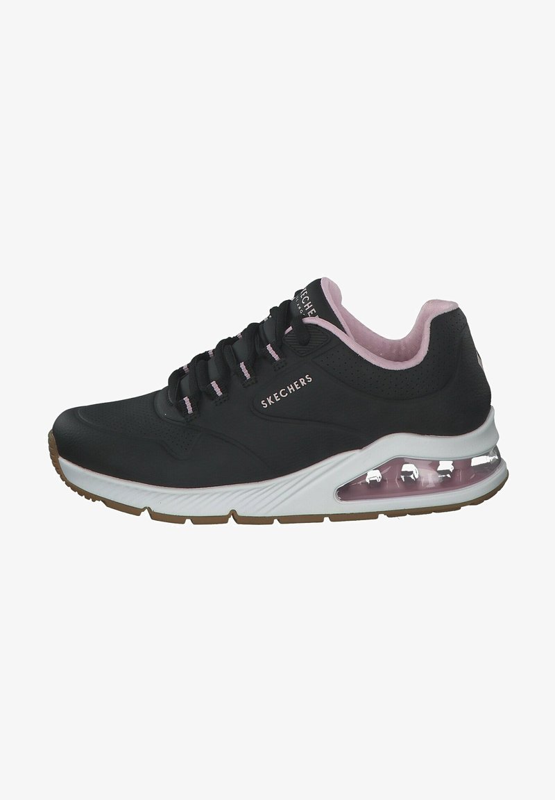 Zapatilla negra de Skechers con acentos en rosa, parte superior perforada, suela acolchada, cordones y una unidad de aire transparente en el talón. Materiales texturizados utilizados.