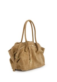 Veloursledertasche in Hellbraun mit zwei Schulterriemen, Kordelzugverschluss, goldfarbenen Beschlägen und einem Logodetail. Weiche Textur, abgerundete Form.