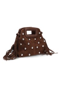 Bolso de ante marrón oscuro con tachuelas plateadas, asa rectangular con corte y largas borlas de flecos a los lados, sobre fondo blanco.