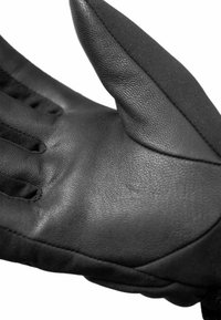 Schwarzer Lederhandschuh mit glatter Textur, der ein angepasstes Design und ausgeprägte Nähte aufweist. Die Handfläche ist leicht gewölbt und ohne Verzierungen.