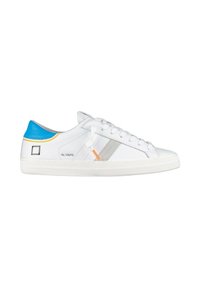 Sneaker bianco in pelle con accenti blu, arancioni e argentati. Presenta una suola in gomma testurizzata e lacci, con un dettaglio del logo sul lato.