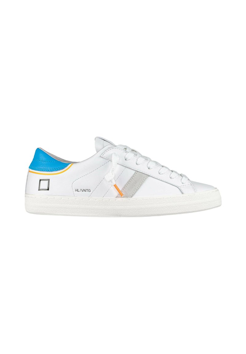 Sneaker bianco in pelle con accenti blu, arancioni e argentati. Presenta una suola in gomma testurizzata e lacci, con un dettaglio del logo sul lato.