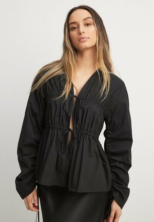 NA-KD RÜSCHEN AUS MIT TUNNELZUG - Blouse - black