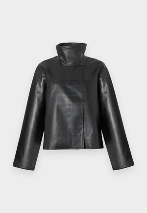 Veste en cuir noire avec un col montant haut, des manches longues et une fermeture avant dissimulée présentée sur un fond blanc.