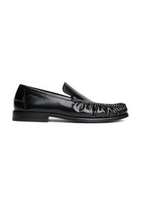 Mocassin en cuir noir brillant avec petit talon, détails froncés à l'avant et surpiqûres ton sur ton le long des bords latéraux.
