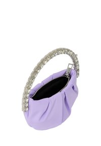 Borsa a pochette lavanda realizzata in morbido tessuto, con manico impreziosito da cristalli e interno nero con chiusura a zip.